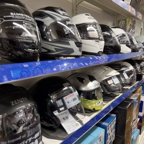 久々の晴天で気持ちいい日曜日ですね🌞🌞🌞バイクの免許も取られる方も多い季節ですね🏍🏍🏍当店では数多くのヘルメットを試着できるので...